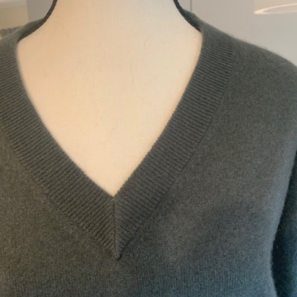Massimo Dutti moss green cashmere V neck sweater NWT medium - Picture 9 of 10